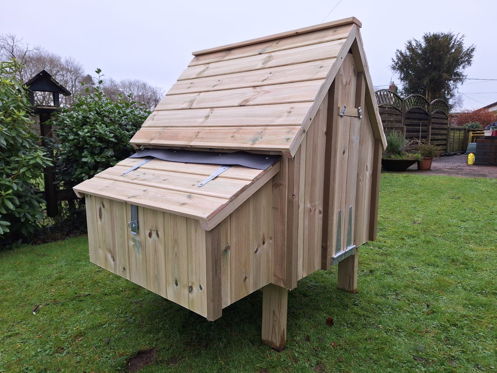 The Six Bird Chicken House and Nesting Box